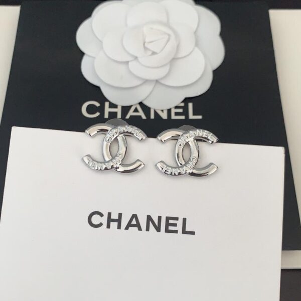 Ultimi orecchini Chanel con lettera bianca in platino (FC7F)