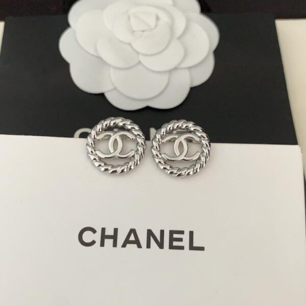 Ultimi orecchini rotondi vuoti in oro bianco Chanel (6E6C)