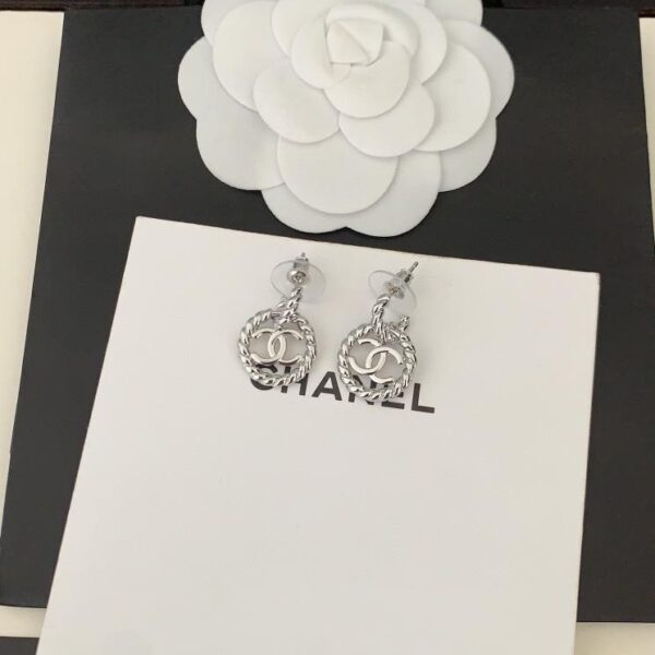 Gli ultimi ganci per le orecchie rotondi cavi in ​​platino di Chanel (F60E)