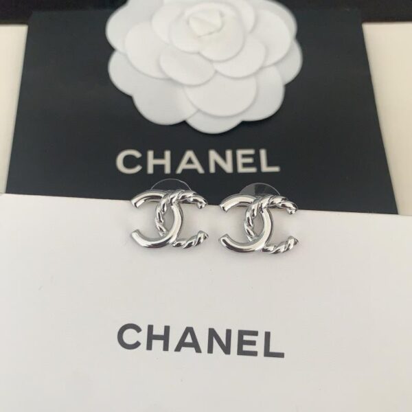Ultimi orecchini twist in platino Chanel (2630)