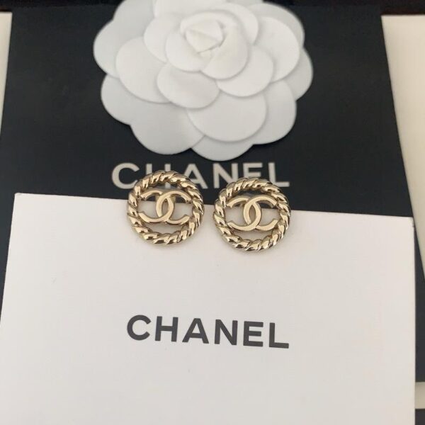 Gli ultimi orecchini rotondi cavi di Chanel (81B7)