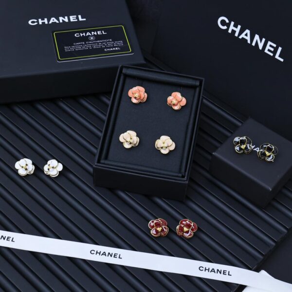 Orecchini a bottone classici Chanel con camelia (99DE)