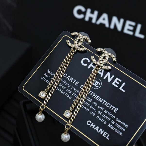 Orecchini con nappa Chanel doppia C con diamanti (D445)
