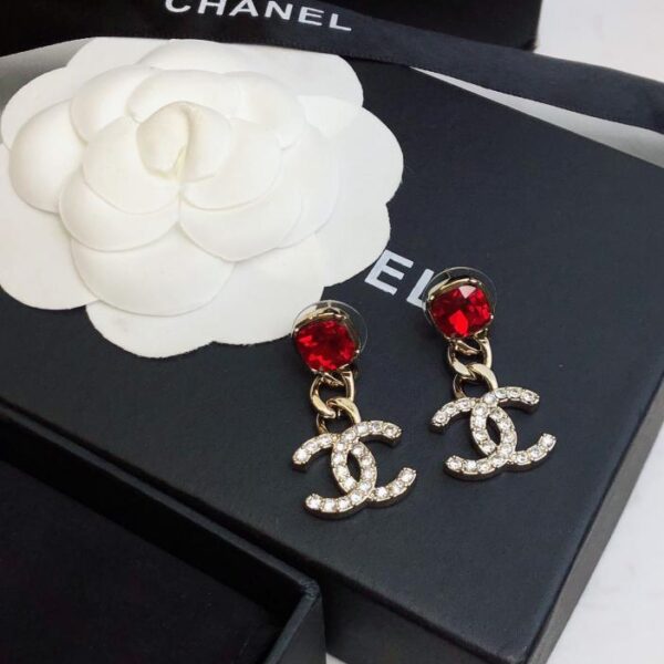 Chanel nuovi orecchini a bottone doppia c con diamanti e rubini (8413)