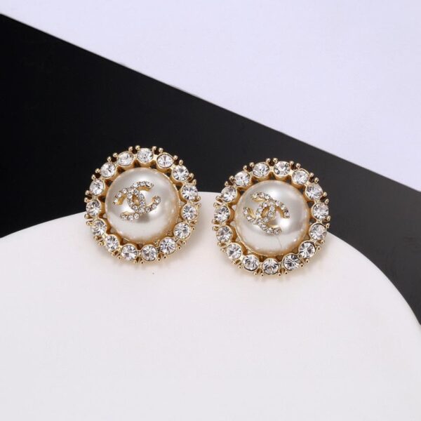 Chanel orecchini a bottone doppia C con perle e strass in stile nuovo inizio primavera (4531)
