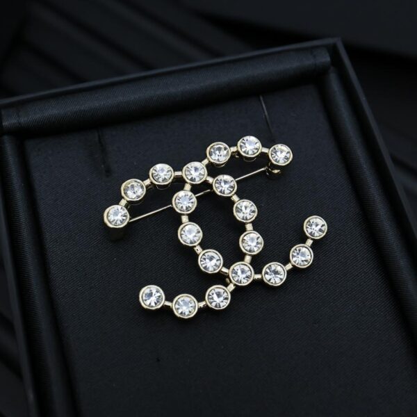 replica,repliche,fake,1:1,earrings,bracelet,ring,jewelry Spilla Chanel con lettera doppia c con diamanti pieni (9661)