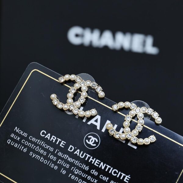 Orecchini Chanel doppia C con diamanti tra le perle (8F28)