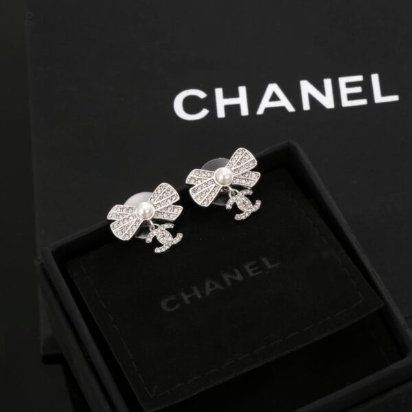 Orecchini a bottone Chanel classici con fiocco doppia C (609E)