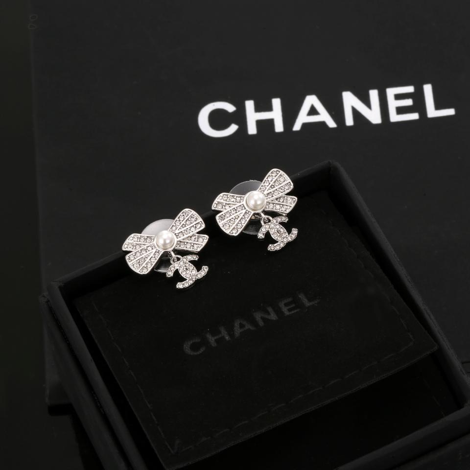 replica,repliche,fake,1:1,earrings,bracelet,ring,jewelry Orecchini a bottone Chanel classici con fiocco doppia C (609E) replica,repliche,fake,1:1,earrings,bracelet,ring,jewelry Orecchini a bottone Chanel classici con fiocco doppia C (609E)