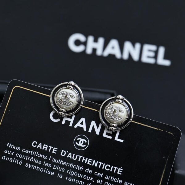 Orecchini a bottone piccoli accattivanti Chanel (E2A3)