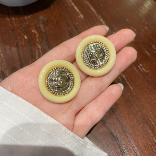 Orecchini doppia C Chanel di seconda mano (500A)