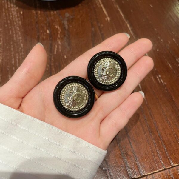 Orecchini doppia C Chanel di seconda mano (93CD)