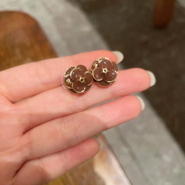 Orecchini doppia C Chanel di seconda mano (E04C)