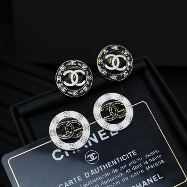 Orecchini a bottone rotondi Chanel dipinti in smalto bianco e nero (0899)