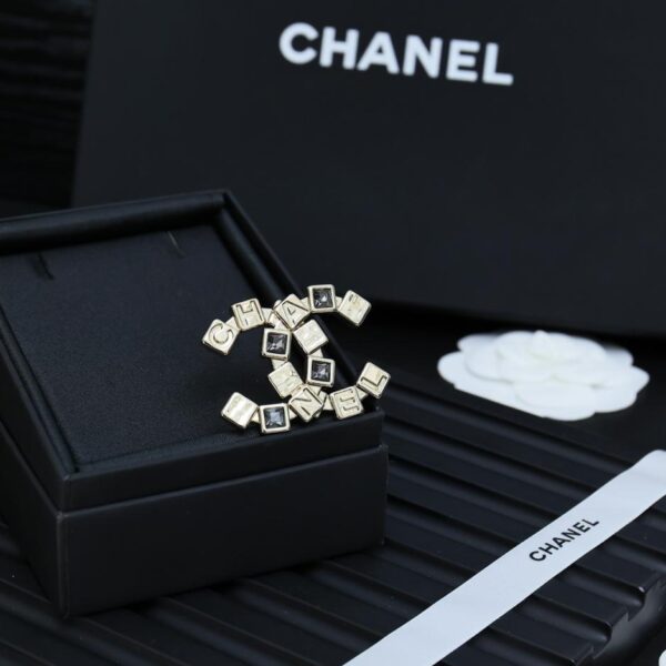 Orecchini a bottone Chanel in oro con lettera quadrata strass doppia C (9998)