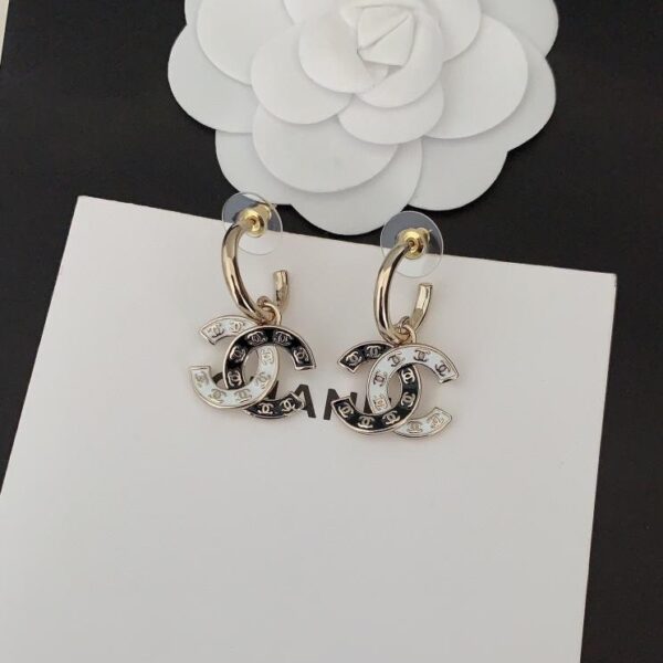 Ultimi ganci per orecchie cc bicolori in bianco e nero di Chanel (FAA8)