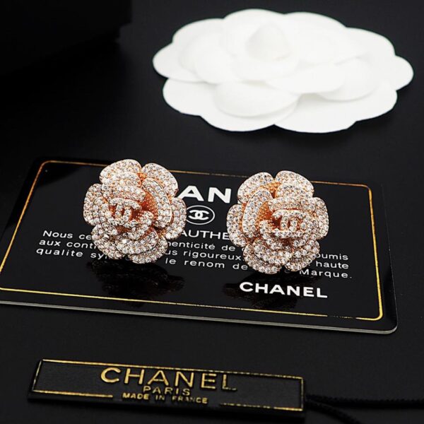 Orecchini Chanel con camelia piena di diamanti (AE6D)