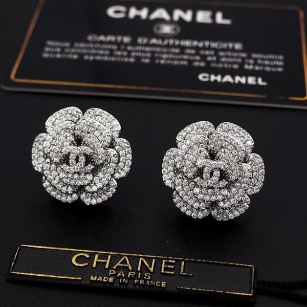 Orecchini Chanel con camelia piena di diamanti (C1B9)