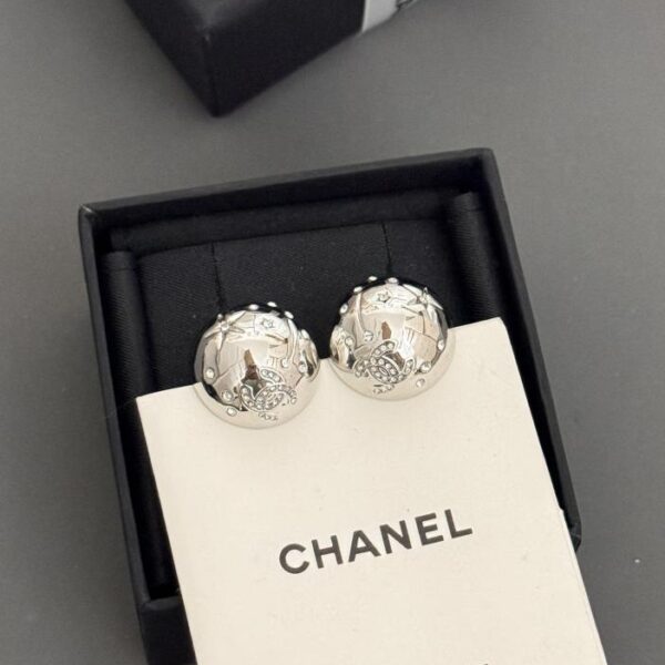 Orecchini a bottone Chanel New Round Mirror CC in argento (DEC4)