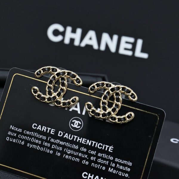 Orecchini a bottone Chanel doppia C in pelle nera e oro (A33B)
