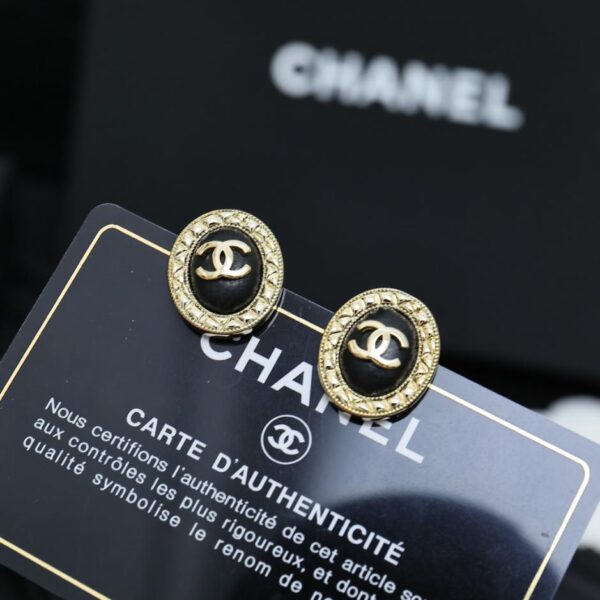 Orecchini a bottone ovali con doppia C in oro fatti a mano avanzati Chanel (7C51)