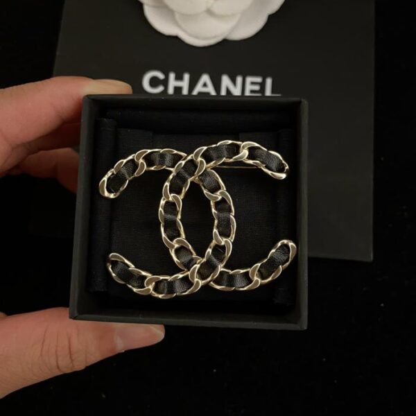 replica,repliche,fake,1:1,earrings,bracelet,ring,jewelry Chanel nuova spilla in pelle spilla doppia C (7E93)