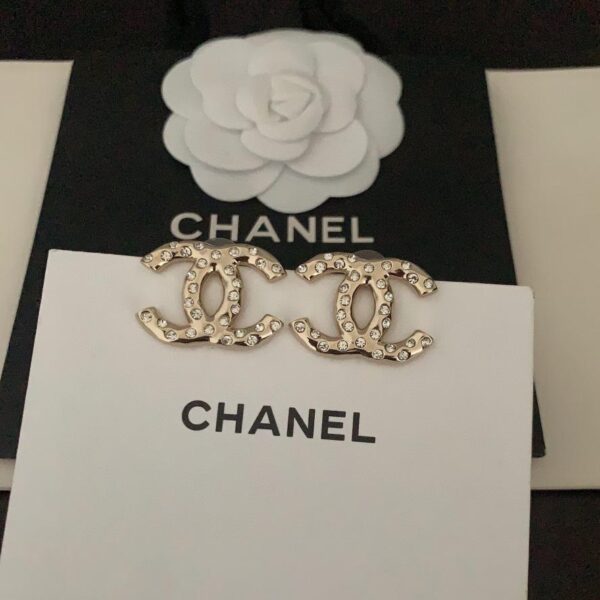 Ultimi orecchini Chanel con diamanti rotondi irregolari cc (95A9)