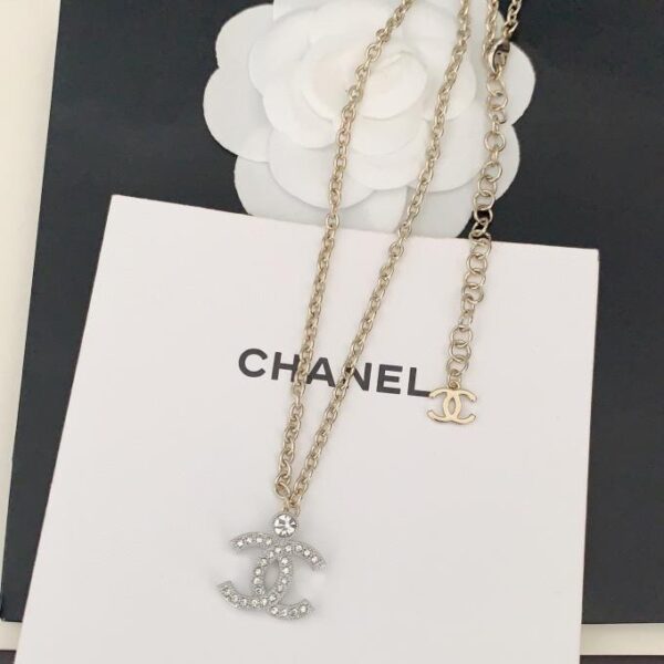 L'ultima collana a catena bicolore di Chanel (1B57)