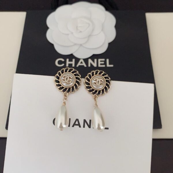 Ultimi orecchini Chanel in pelle nera con perle rotonde (8592)