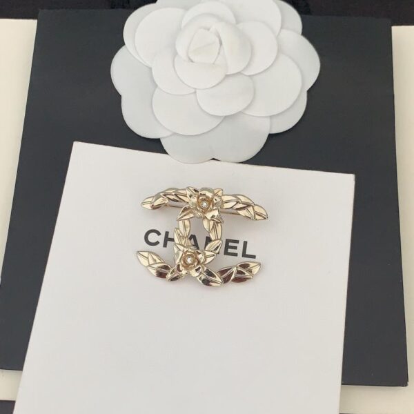 replica,repliche,fake,1:1,earrings,bracelet,ring,jewelry Ultima spilla Chanel cc doppio petalo in oro chiaro (FBAA)