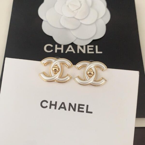 Ultimi orecchini Chanel con perle bianche cc (002B)