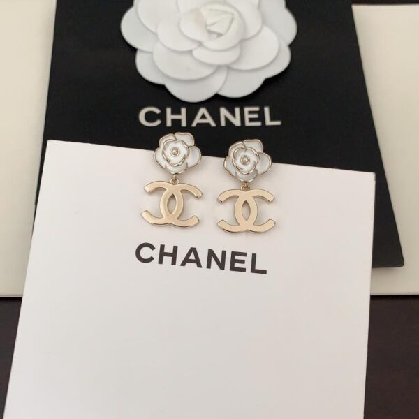 Ultimi orecchini Chanel con camelia bianca (39E2)