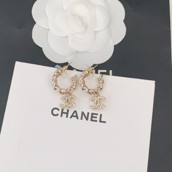 Chanel ultimi ganci per orecchie con perle bianche rosa (062A)