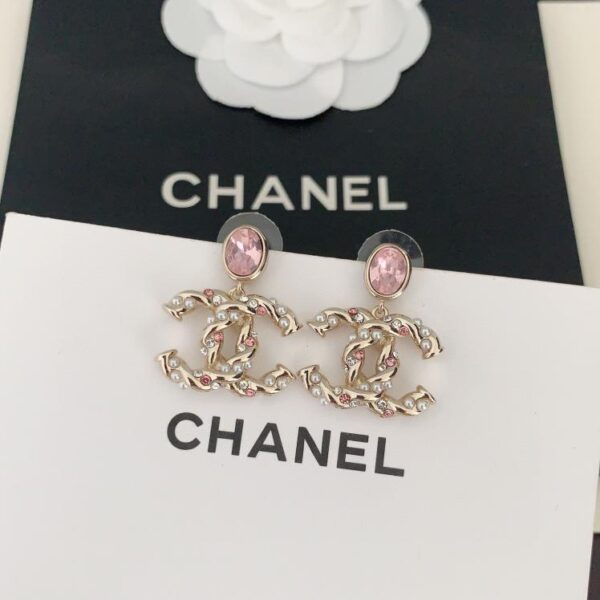 replica,repliche,fake,1:1,earrings,bracelet,ring,jewelry Gli ultimi orecchini cc con diamante rotondo rosa + perla bianca di Chanel (F62C)