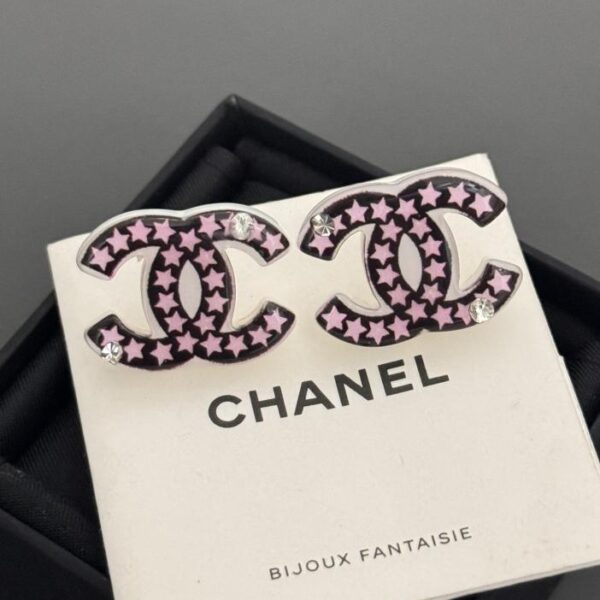 Ultimi orecchini Chanel in resina con stella rosa (2C24)
