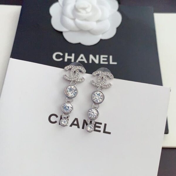 Ultimi orecchini Chanel con diamanti rotondi in argento (8E6F)