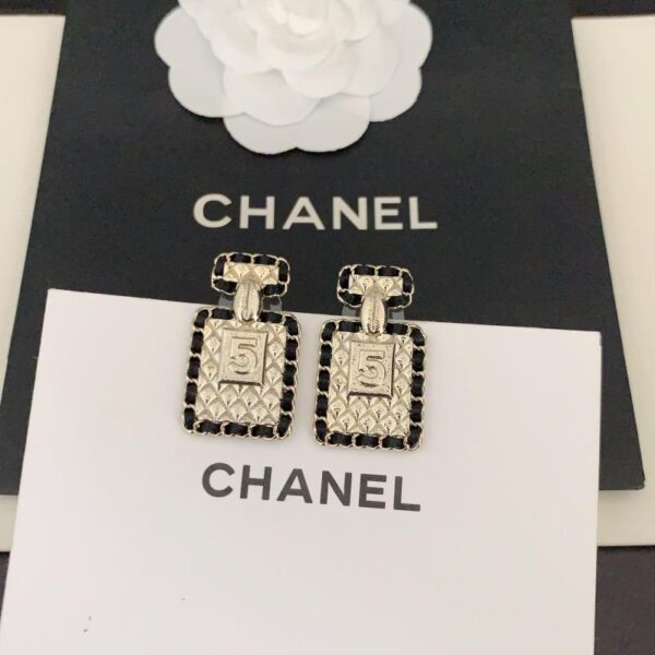 Ultimi orecchini Chanel con bottiglia di profumo in pelle nera (B269)