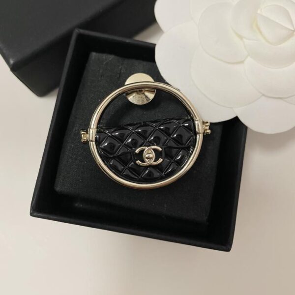replica,repliche,fake,1:1,earrings,bracelet,ring,jewelry Ultima spilla per borsa rotonda Chanel (430A)