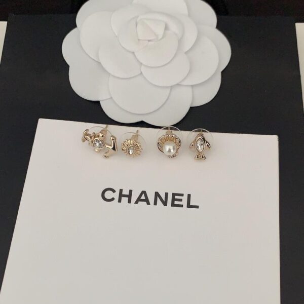 L'ultimo set di 4 orecchini con ancora in oro chiaro di Chanel (2F9A)