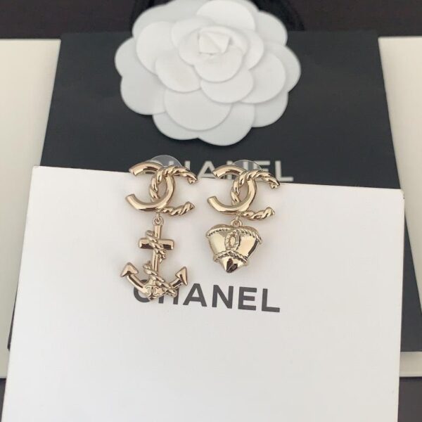 Gli ultimi orecchini Love Anchor in oro chiaro di Chanel (2AC4)