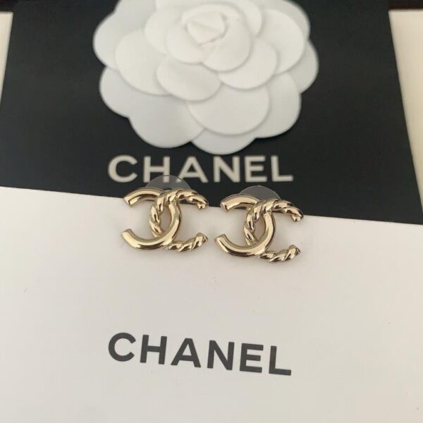 Ultimi orecchini twist in oro chiaro di Chanel (9CAC)