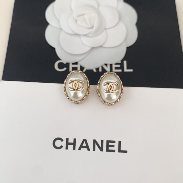 Ultimi orecchini a bottone ovali con perle bianche Chanel (FA4D)