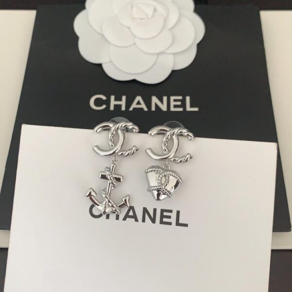 Gli ultimi orecchini d'amore con ancora in oro bianco di Chanel (D7BC)