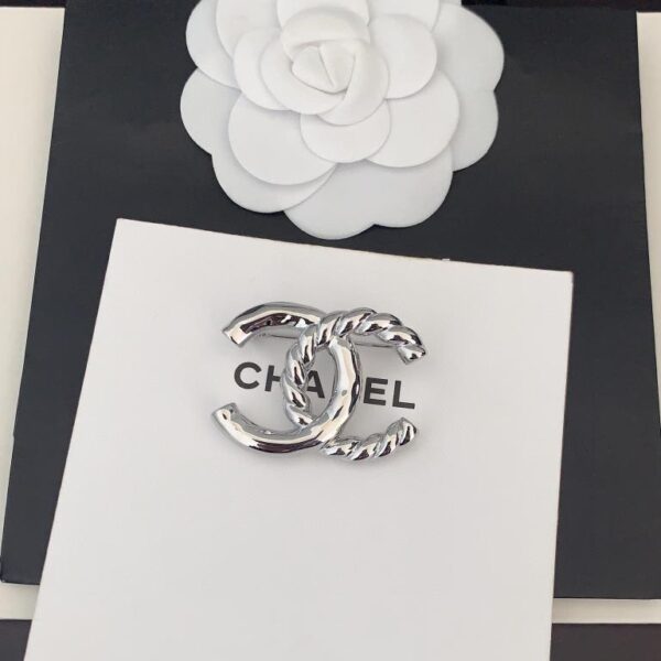 replica,repliche,fake,1:1,earrings,bracelet,ring,jewelry Chanel ultima spilla twist in oro bianco (2372)