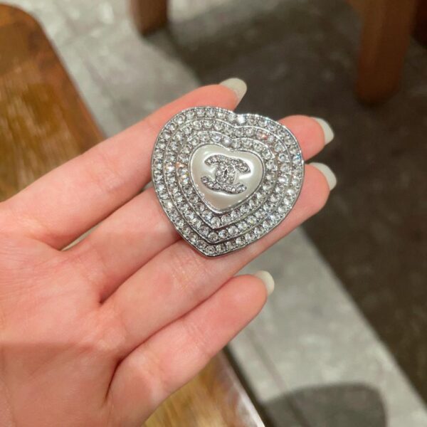 replica,repliche,fake,1:1,earrings,bracelet,ring,jewelry Nuova spilla Chanel (D9E1)