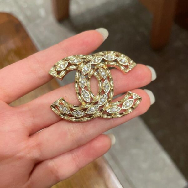 replica,repliche,fake,1:1,earrings,bracelet,ring,jewelry Spilla Chanel contatore nuova perla Chanel (0A0F)