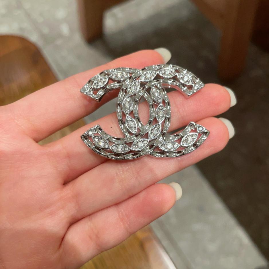replica,repliche,fake,1:1,earrings,bracelet,ring,jewelry Spilla Chanel contatore nuova perla Chanel (8AB0) replica,repliche,fake,1:1,earrings,bracelet,ring,jewelry Spilla Chanel contatore nuova perla Chanel (8AB0)
