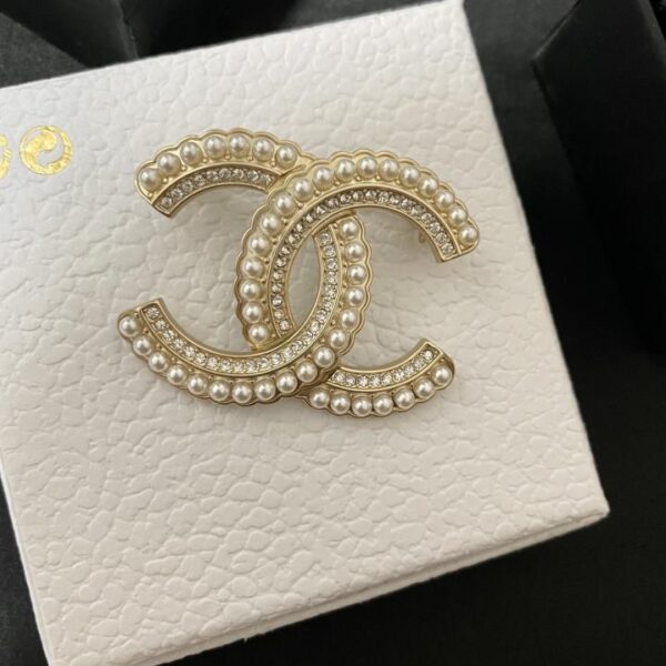 replica,repliche,fake,1:1,earrings,bracelet,ring,jewelry Spilla Chanel CC con perla esterna intarsiata con diamanti 5A (A5C4)
