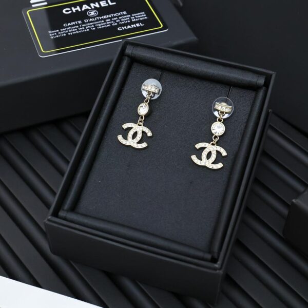 Orecchini Chanel con nappe con strass (A524)