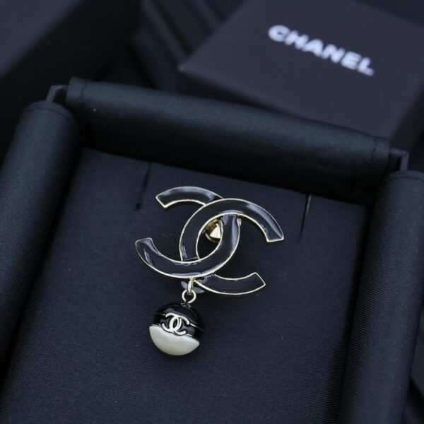 replica,repliche,fake,1:1,earrings,bracelet,ring,jewelry Spilla Chanel 24S con smalto stagionale doppia C perla nera (8C6A)